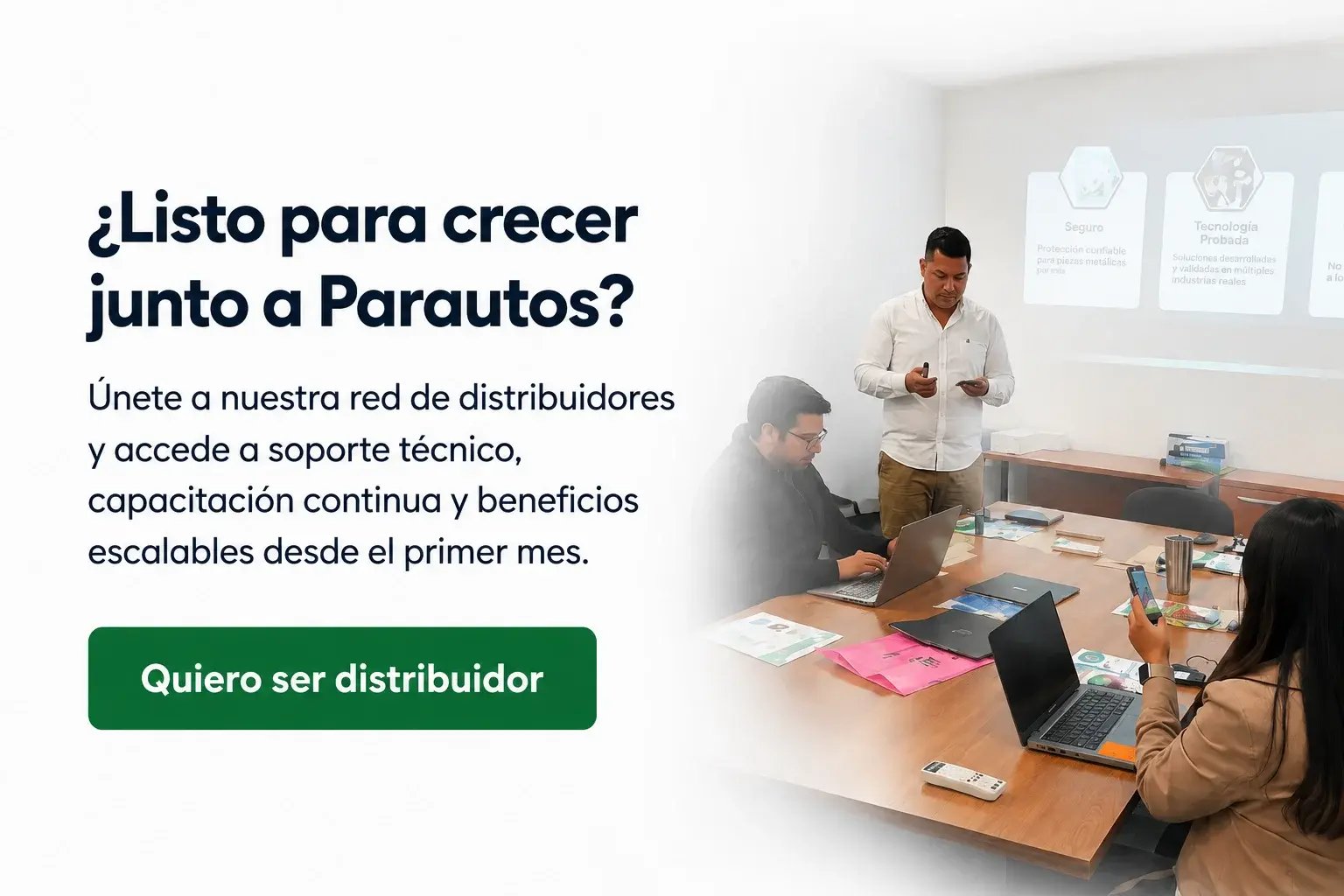 banner beneficios distribuidor Parautos, equipo de trabajo reunido en sala de juntas